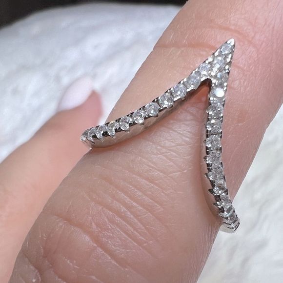 V paved diamond ring - Picture 2 of 8